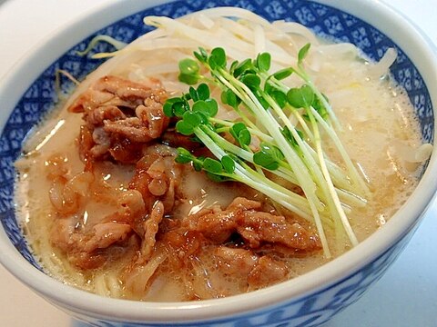 焼肉ともやしとかいわれ大根のっけ豚骨ラーメン♬